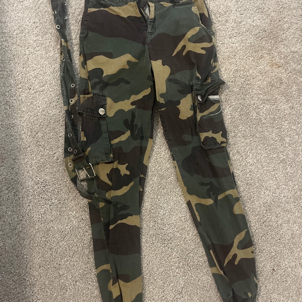 Camo Jeans with pockets and matching camo belt included